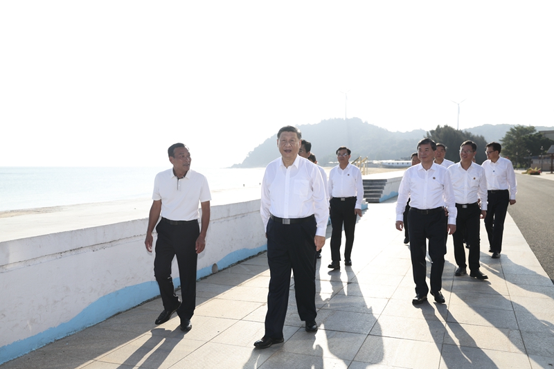 10月15日至16日，中共中央总书记、国度主席、中央军委主席习近平在福建调查。这是15日下午，习近平在广安市东山县陈城镇澳角村调查时，步行观察澳角湾海域环境和村容村貌。